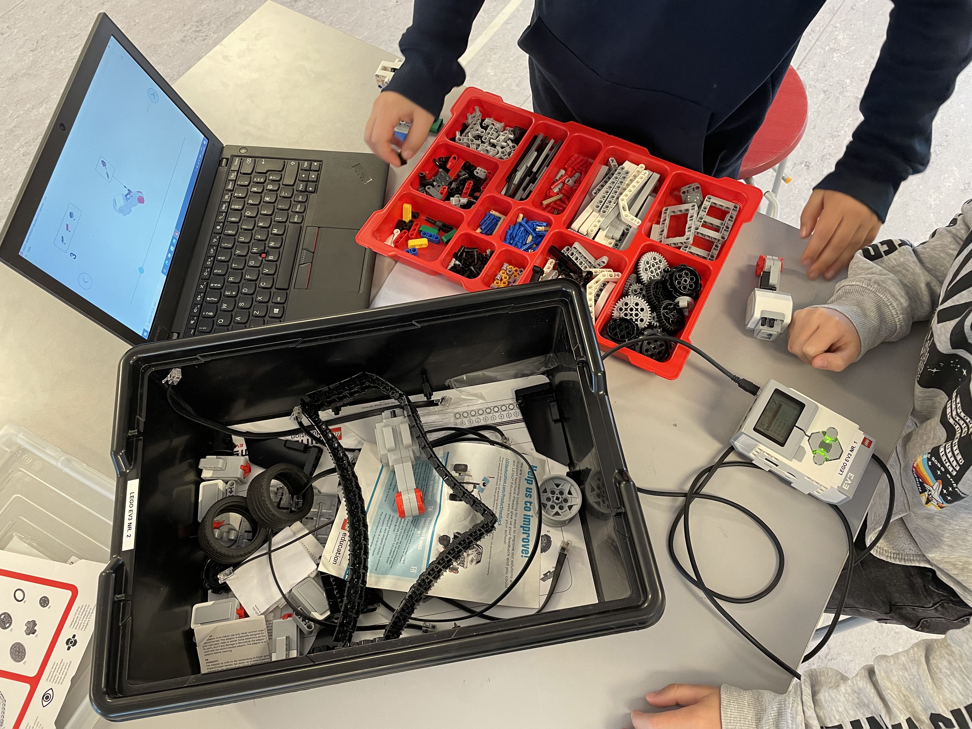 Elever på Hanssted bygger LEGO Mindstorms EV3